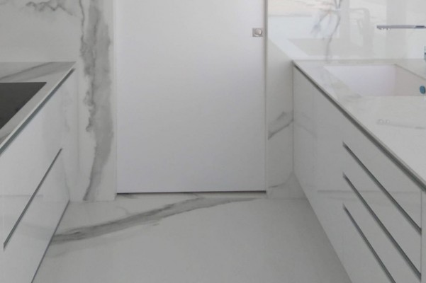Mármoles blancos, un material clásico
reconvertido en tendencia total en la decoración
de interiores