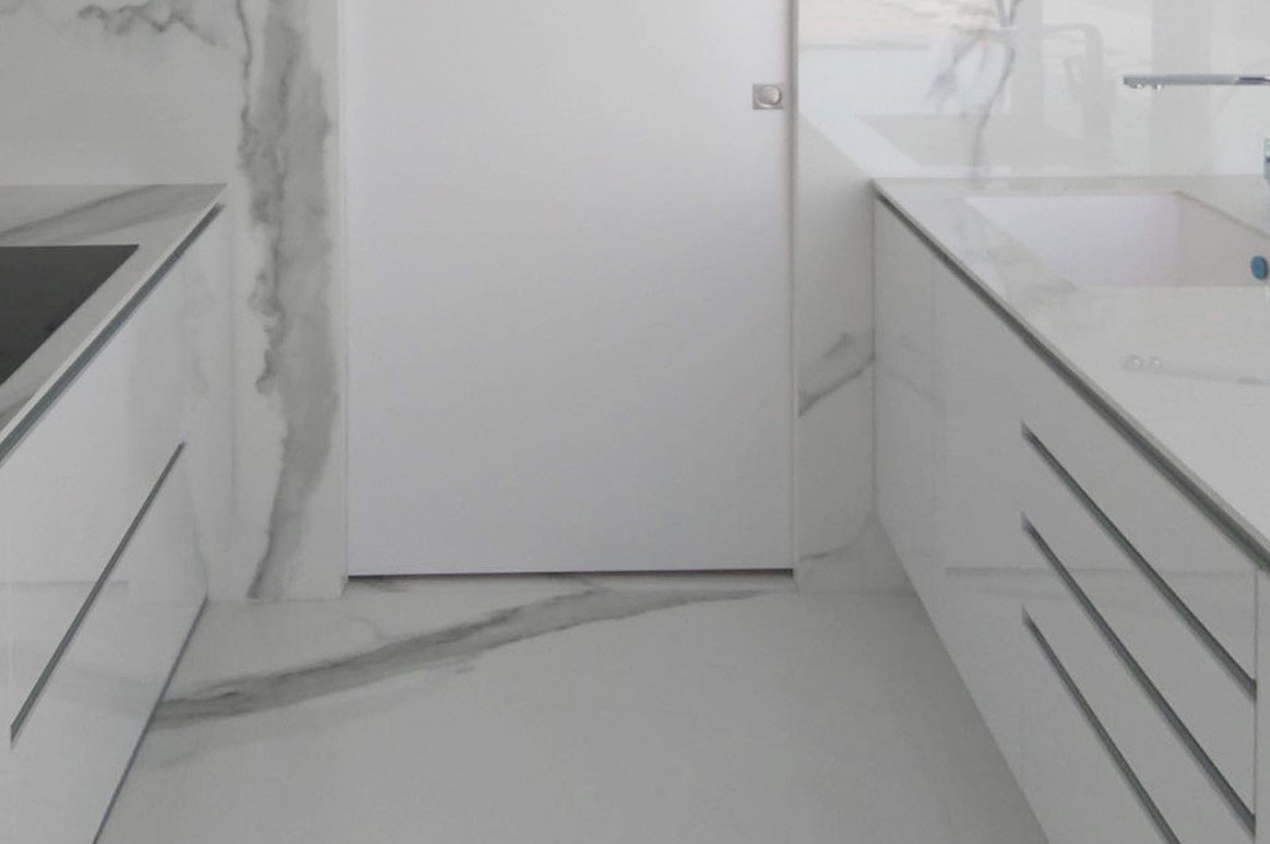 Mármoles blancos, un material clásico
reconvertido en tendencia total en la decoración
de interiores