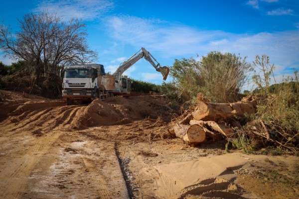 Torrent trabaja en la recuperación de caminos de su término municipal 