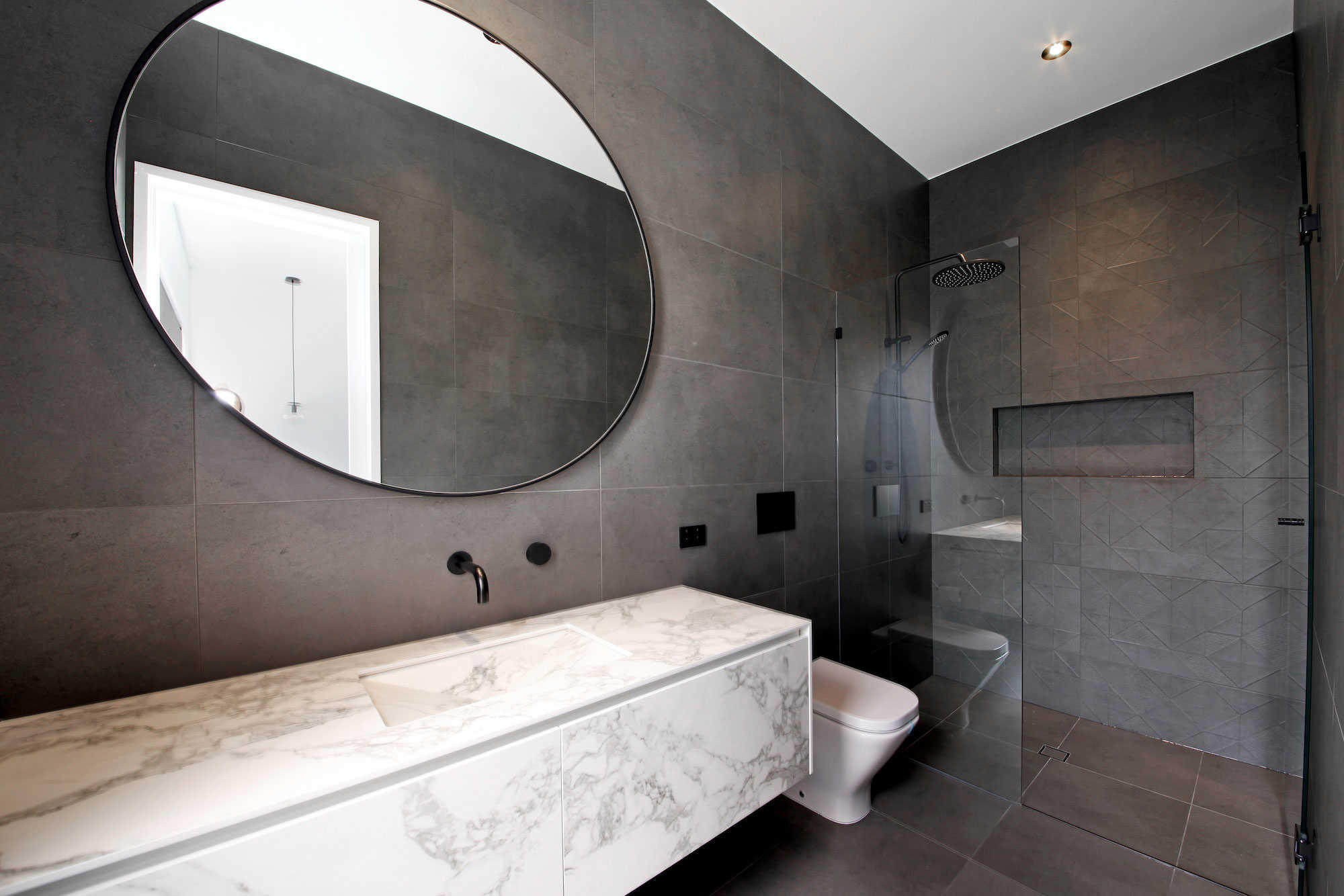 El modelo Origami llena de contrastes volumétricos varias estancias de una vivienda en Australia