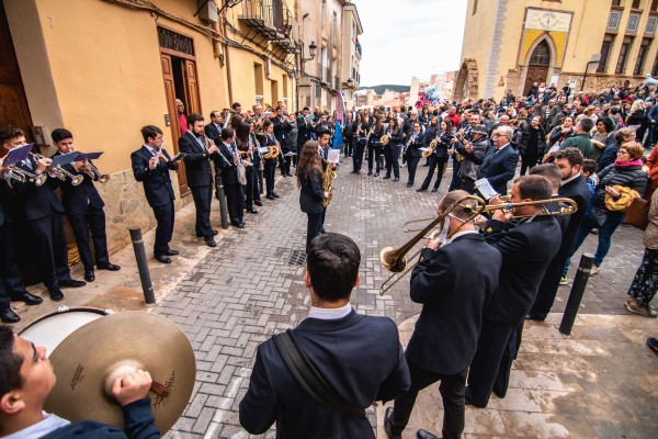 L'Alcora cumple con la tradición y asiste de manera masiva a su Festa del Rotllo