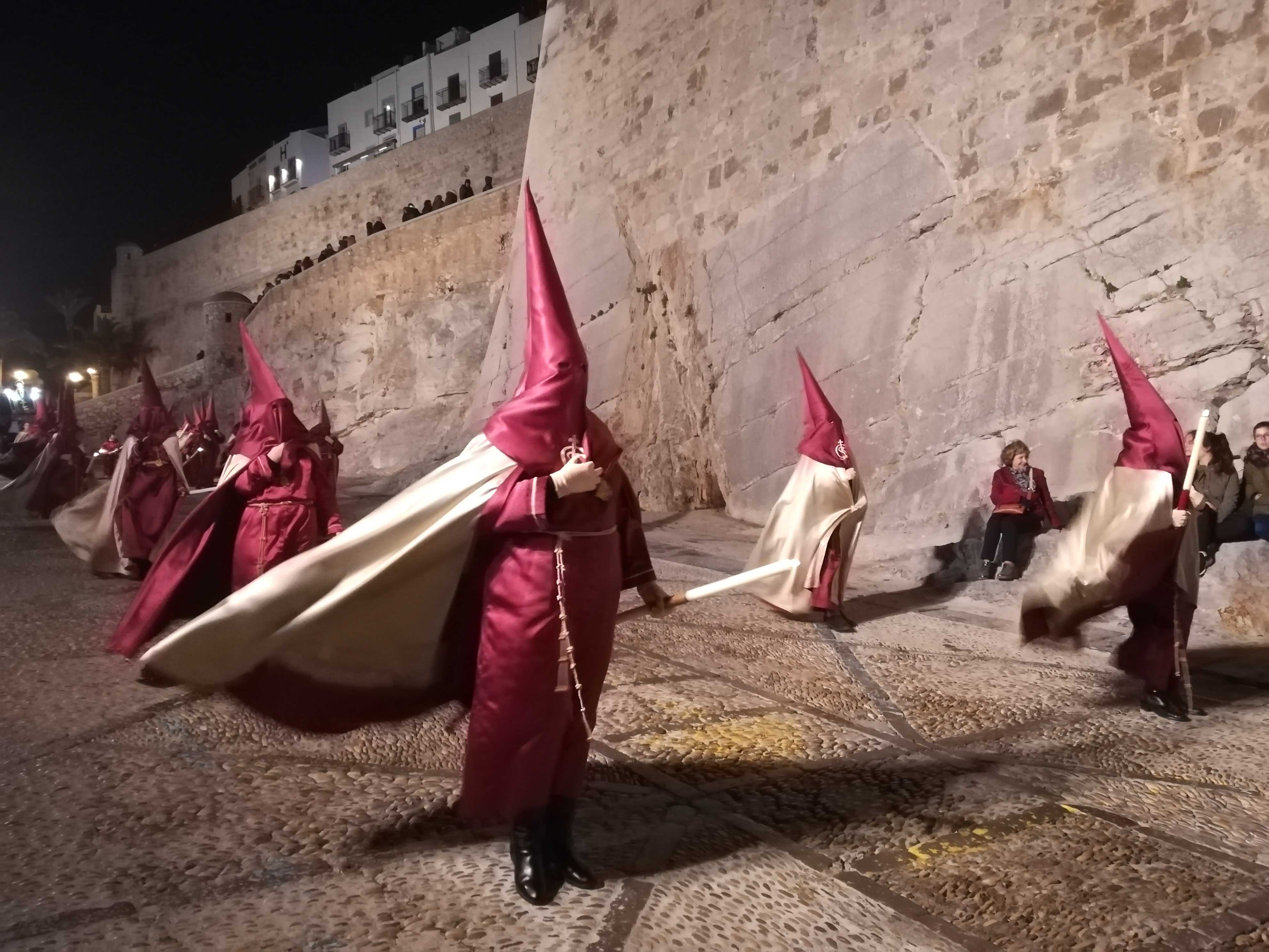 La lluvia respeta la procesión del Jueves Santo en Peñíscola, que recorre el centro histórico