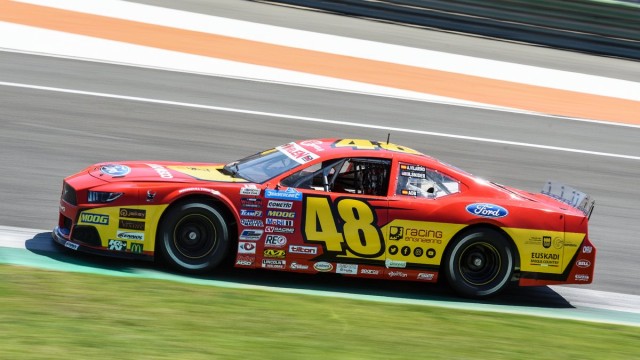 Ander Vilariño se impone en la primera carrera del Valencia NASCAR Fest