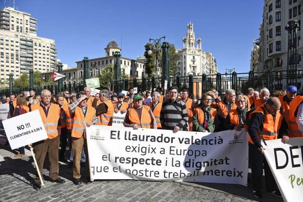 Centenares de citricultores defienden en València el futuro del sector