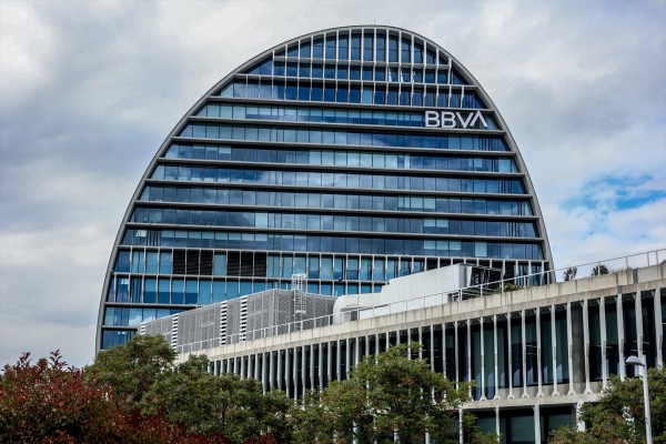 Competencia lleva la OPA de BBVA sobre Sabadell a fase 2 y complica el calendario de la operación
