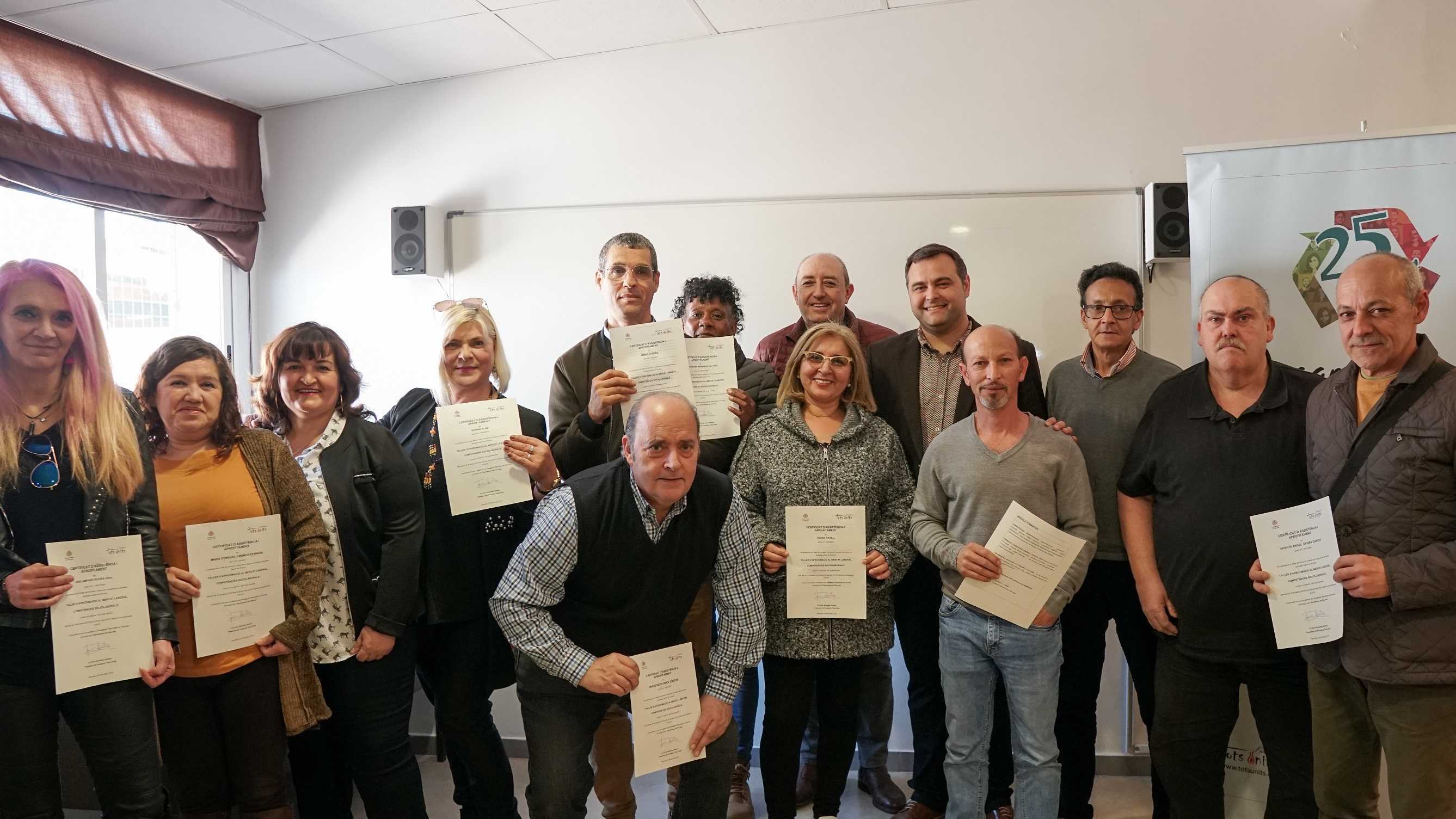 La Fundació Tots Units de Vila-real clausura su taller para mayores de 45 años con 14 diplomados