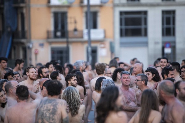 1.300 personas participan en la acción fotográfica de Spencer Tunick