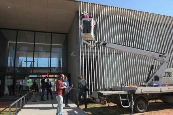 Comienzan a instalarse en la BUC de Vila-real las piezas cerámicas de arte efímero