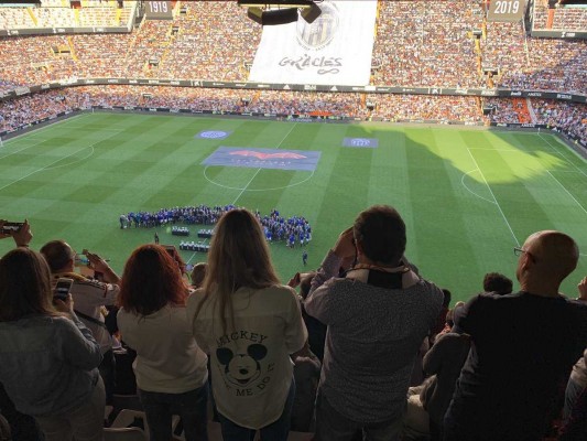 Cerca de 200 jugadores exhibieron los trofeos de un Valencia centenario