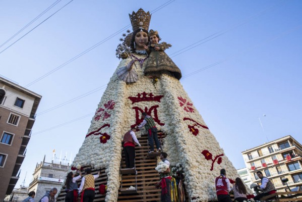 La ofrenda a la 'Geperudeta' consigue un éxito de participación con 108.983 personas