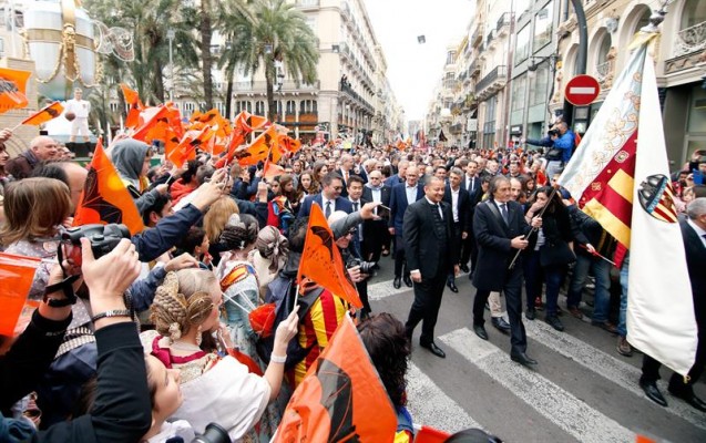 Banderas, música y estrellas del Valencia en la procesión cívica del centenario