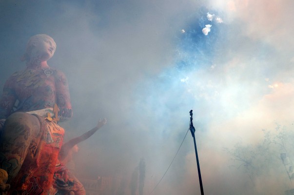Un atronador inicio de mascletà saca 