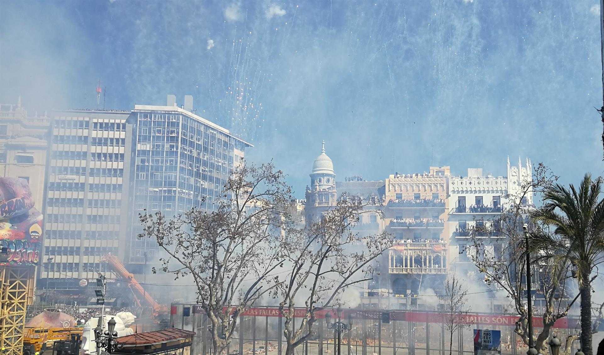 La 'mascletà' de Tomás hace temblar la Plaza con más de 4.000 detonaciones progresivas