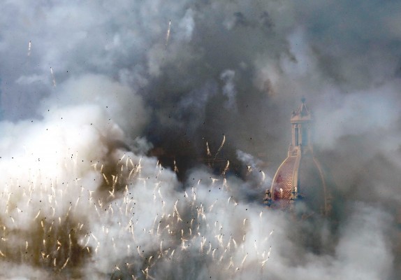 Los Hermanos Caballer forman una 'senyera' de humo y colores en la atronadora décima mascletà