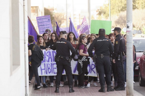 Casado traslada un acto en Castellón ante una protesta feminista que le acusaba de 