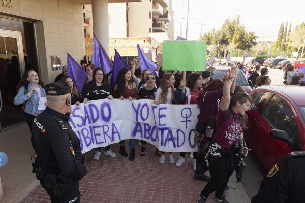 Casado traslada un acto en Castellón ante una protesta feminista que le acusaba de 