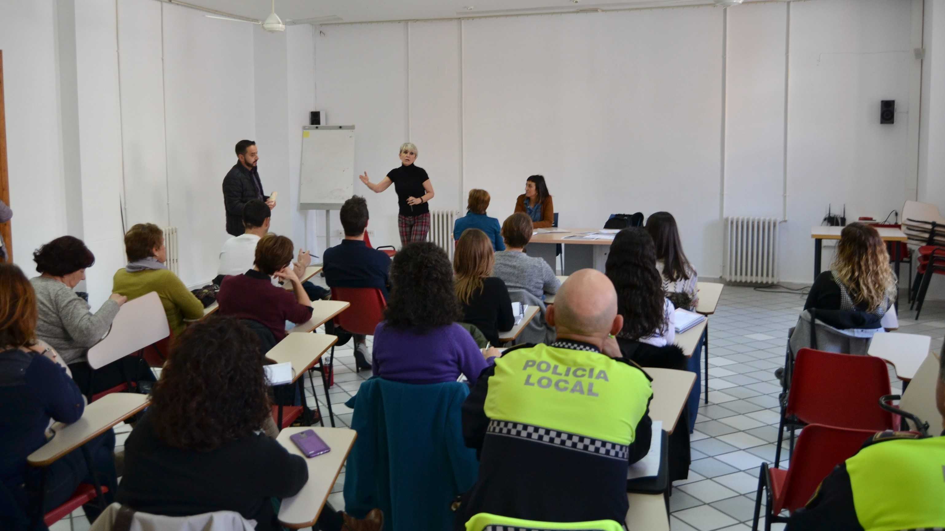 El Ayuntamiento de la Vall d’Uixó imparte un curso para mejorar la atención a las personas sordas