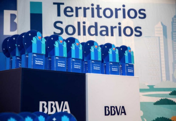 BBVA premia la solidaridad de trece entidades de la Comunitat