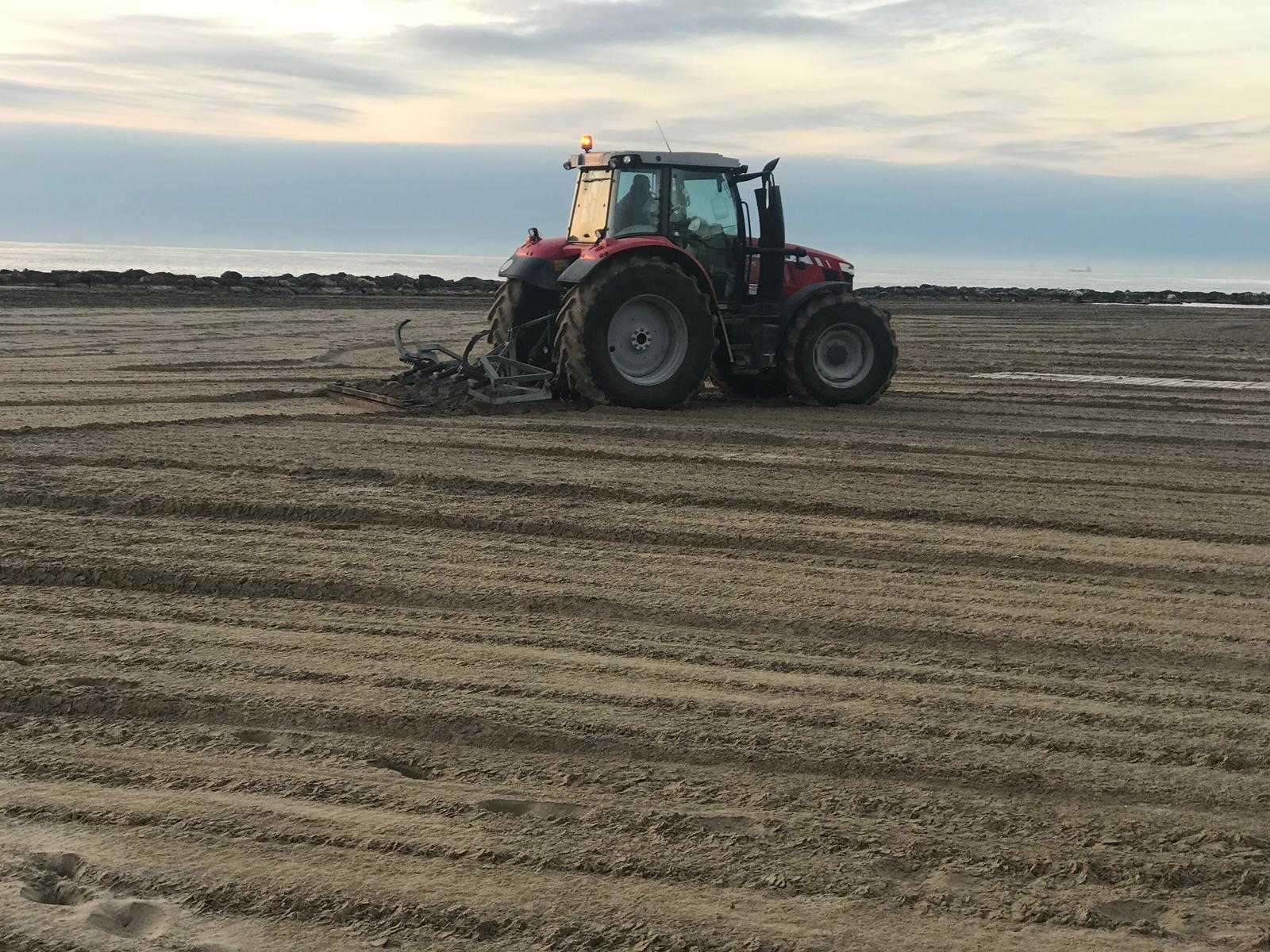 Benicàssim moverá 200.000 metros cuadrados de superficie de playa para airear y mejorar la arena