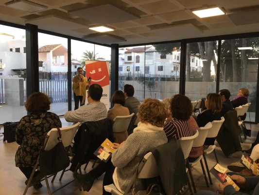 La alcaldable por Compromís en Alcossebre, Maria Sorlí, incorpora a la empresaria local Ana Martín como número dos