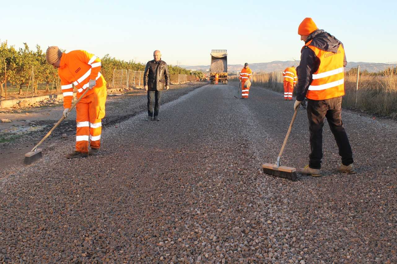Vila-real activa la mejora de caminos rurales con el asfaltado del vial de servicio de la AP-7