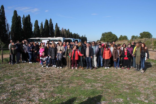 200 joves planten 50 oms a la desembocadura del Millars per a celebrar el Dia de l'Arbre