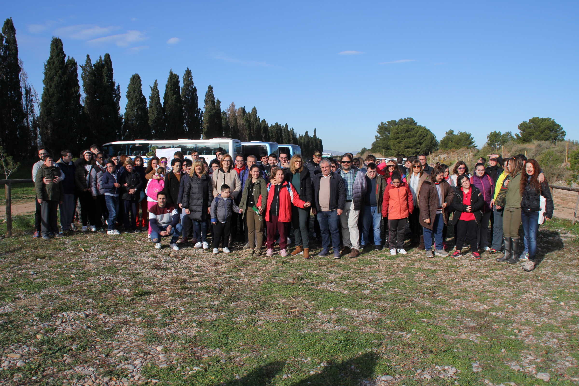 200 joves planten 50 oms a la desembocadura del Millars per a celebrar el Dia de l'Arbre