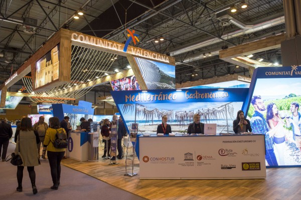 La campaña electoral se cuela en Fitur