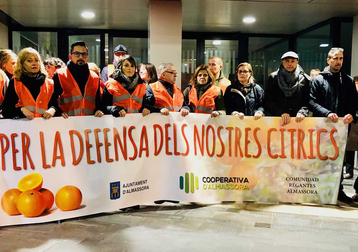 Miles de castellonenses vuelven a pedir en la calle ayudas para la naranja autóctona
