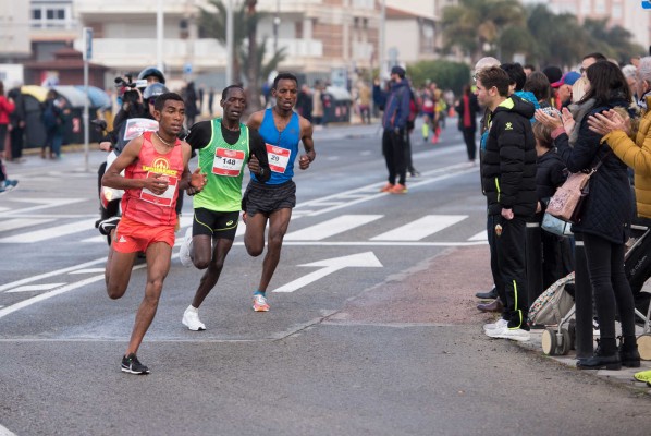 Hassam Abouchard y Abebech Mulugeta ganan un XXX Medio Maratón de Santa Pola con polémica