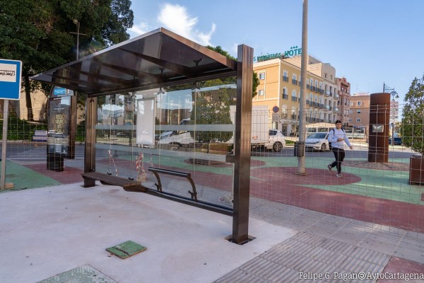 Nuevas marquesinas inteligentes en Cartagena: wifi, carga de móviles y accesibilidad para todos