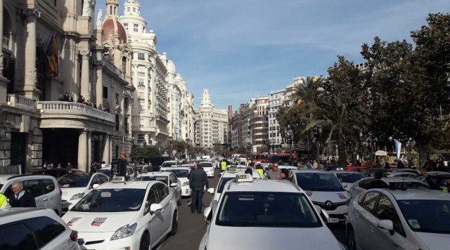 La manifestación de taxistas colapsa el tráfico en el centro de València