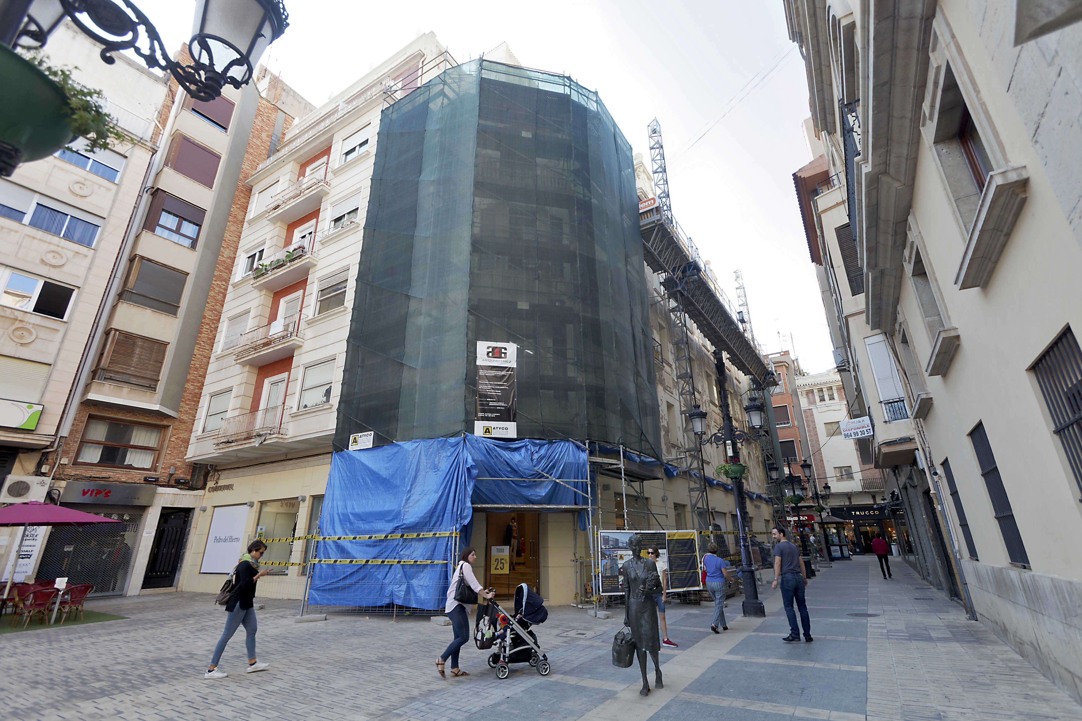 El edificio de Cortefiel en la calle Enmedio albergará obras de remodelación hasta final de año