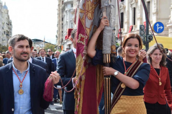 La Procesión Cívica recupera la normalidad con un recorrido de la Senyera entre aplausos y vítores