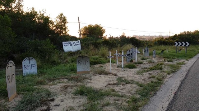Montan un cementerio para protestar por la limitación de velocidad en la CV-500
