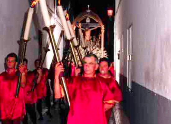 Feligreses caracterizados de personajes bíblicos acompañan al Cristo de las Campanas en Albalat de la Ribera