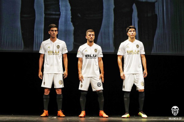 El Valencia presenta su camiseta del Centenario que será blanca y dorada