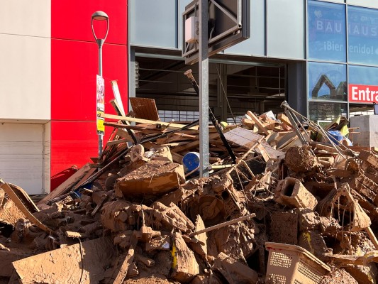 El centro comercial MN4, atrapado en el lodo: 