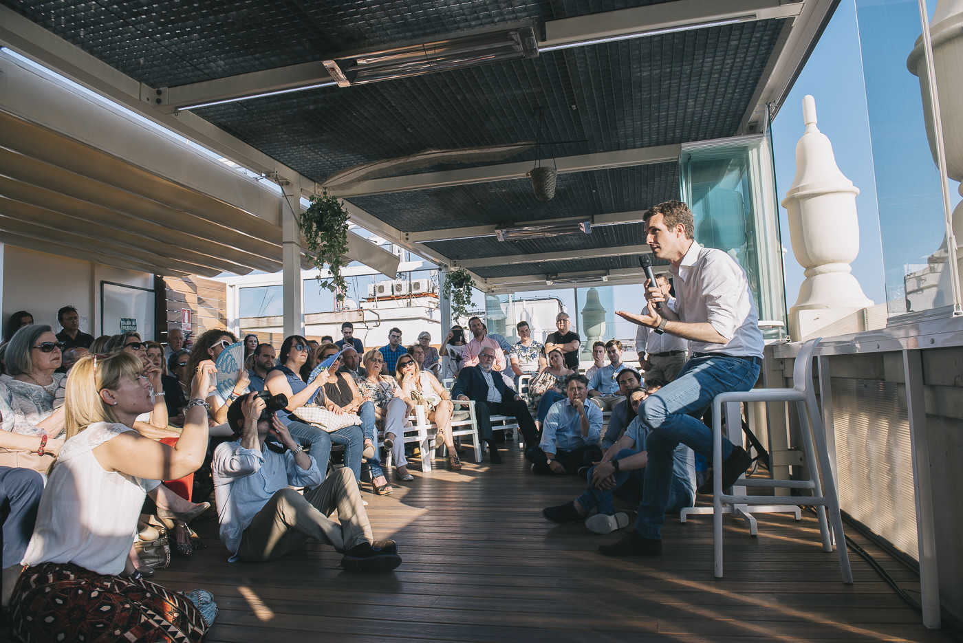 Casado se presenta como candidato de las bases y la renovación ante 200 personas en València