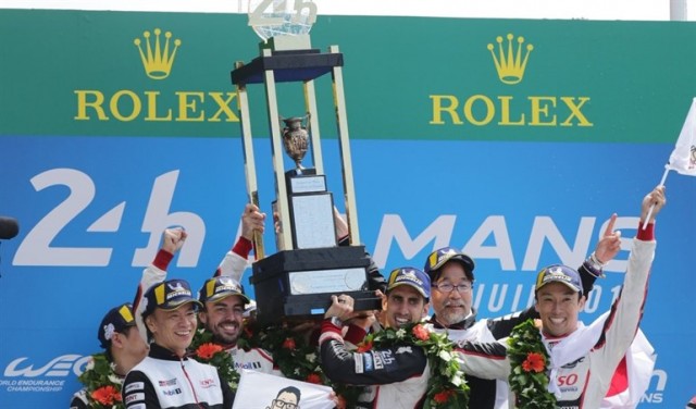 Alonso toma de la mano a Toyota para acompañarle a su primer triunfo en Le Mans

