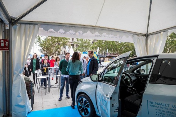 Miles de valencianos descubren el potencial del vehículo eléctrico en Electric Movements