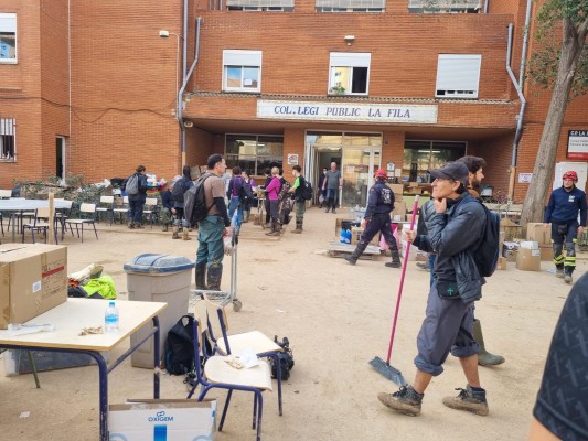 Voluntarios de Castellón desempeñan tareas de limpieza en el colegio la Fila de Alfafar