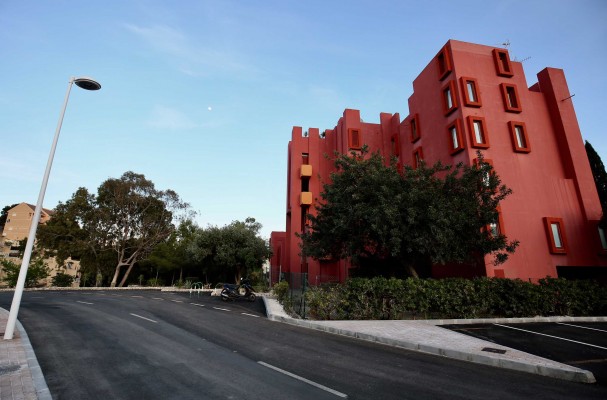 Calp ya luce la revitalización del entorno de la Muralla Roja de Ricardo Bofill