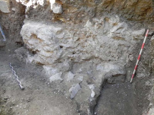 Las obras de un colector de Aguas de Alicante localizan un tramo del Baluarte de San Carlos