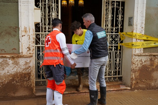 La Diputación coordina con Cruz Roja la entrega de kits de abrigo en municipios afectados por la Dana
