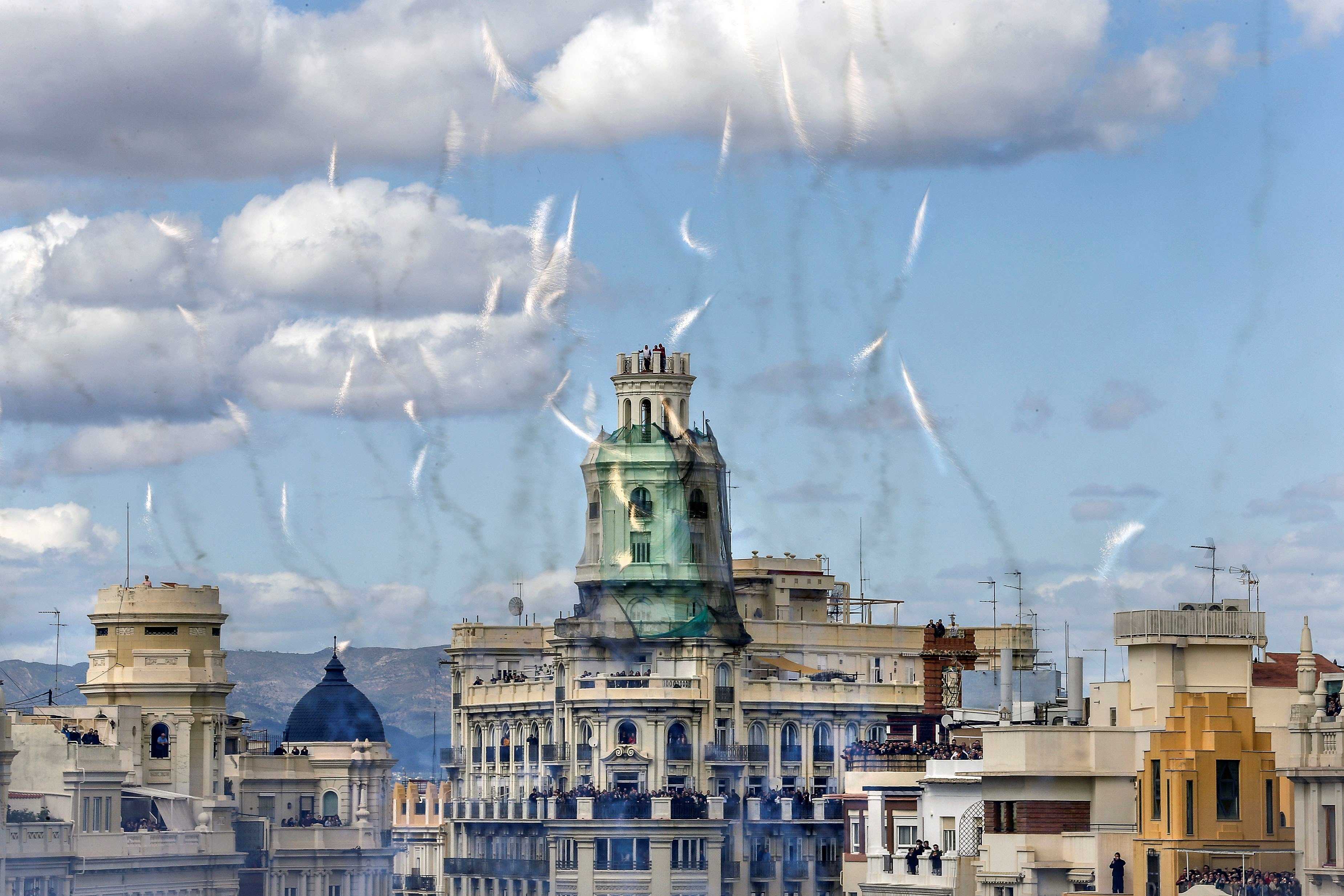 València tiembla con el estruendo y el color de la emotiva mascletà para Raúl