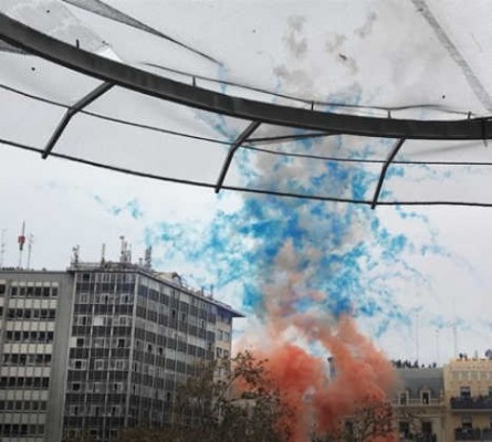 Una mascletà llena de color de la Pirotecnia Vulcano desafía a las nubes y el viento