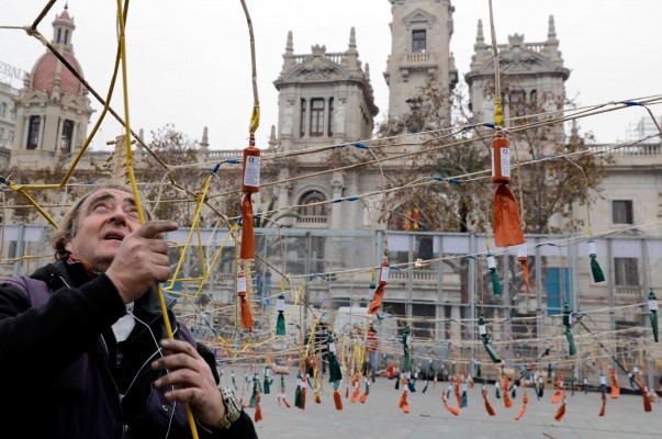Una 'mascletà' intensa y clásica dedicada a la fiesta valenciana abre el programa oficial de disparos