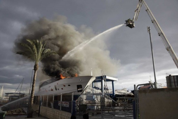 Diez intoxicados por inhalación de humo en el incendio de un yate de lujo en el Puerto de Alicante