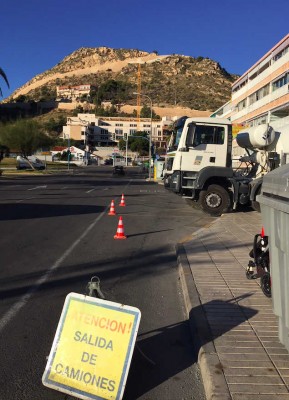 “Atención. Salida de camiones”
